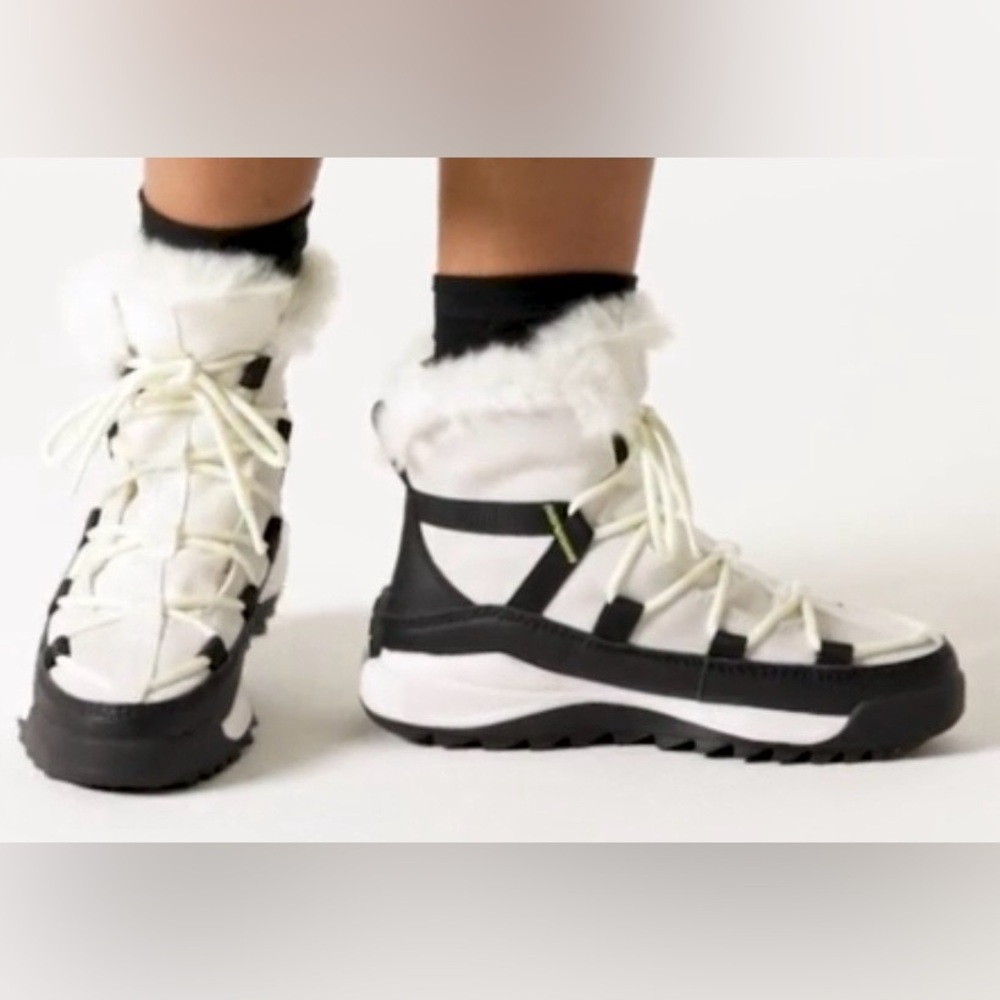 Sorel Women's ONA RMX Glacy Waterproof Boots in the "Sea Salt/Black" Sz 9.5